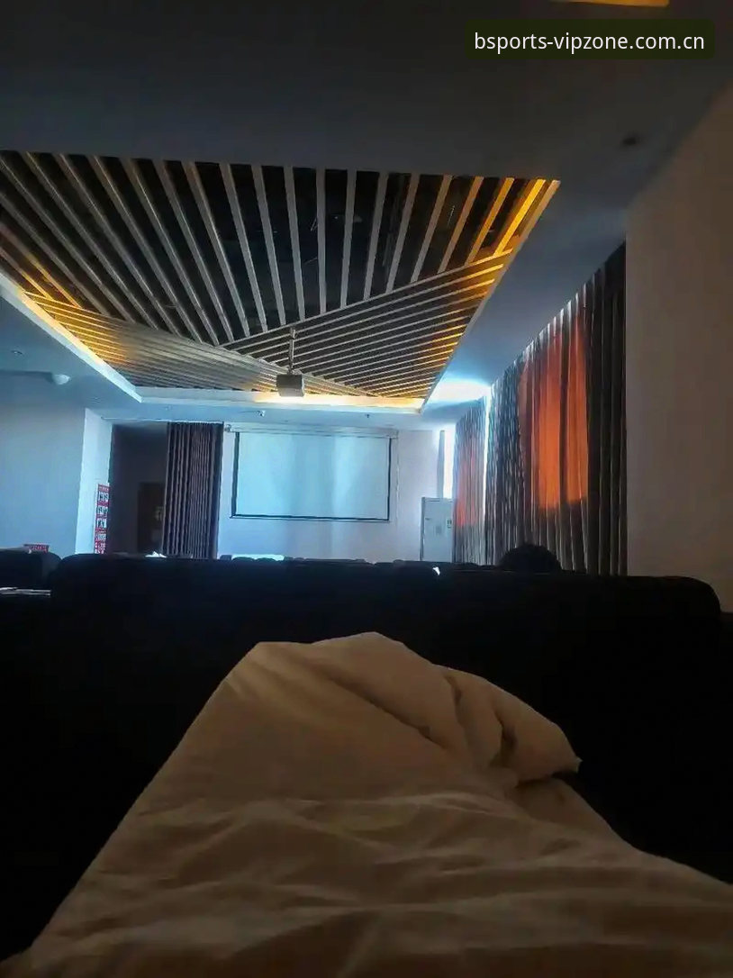周六晚上十一点，我窝在沙发里刷手机，隔壁老李发来一条消息：